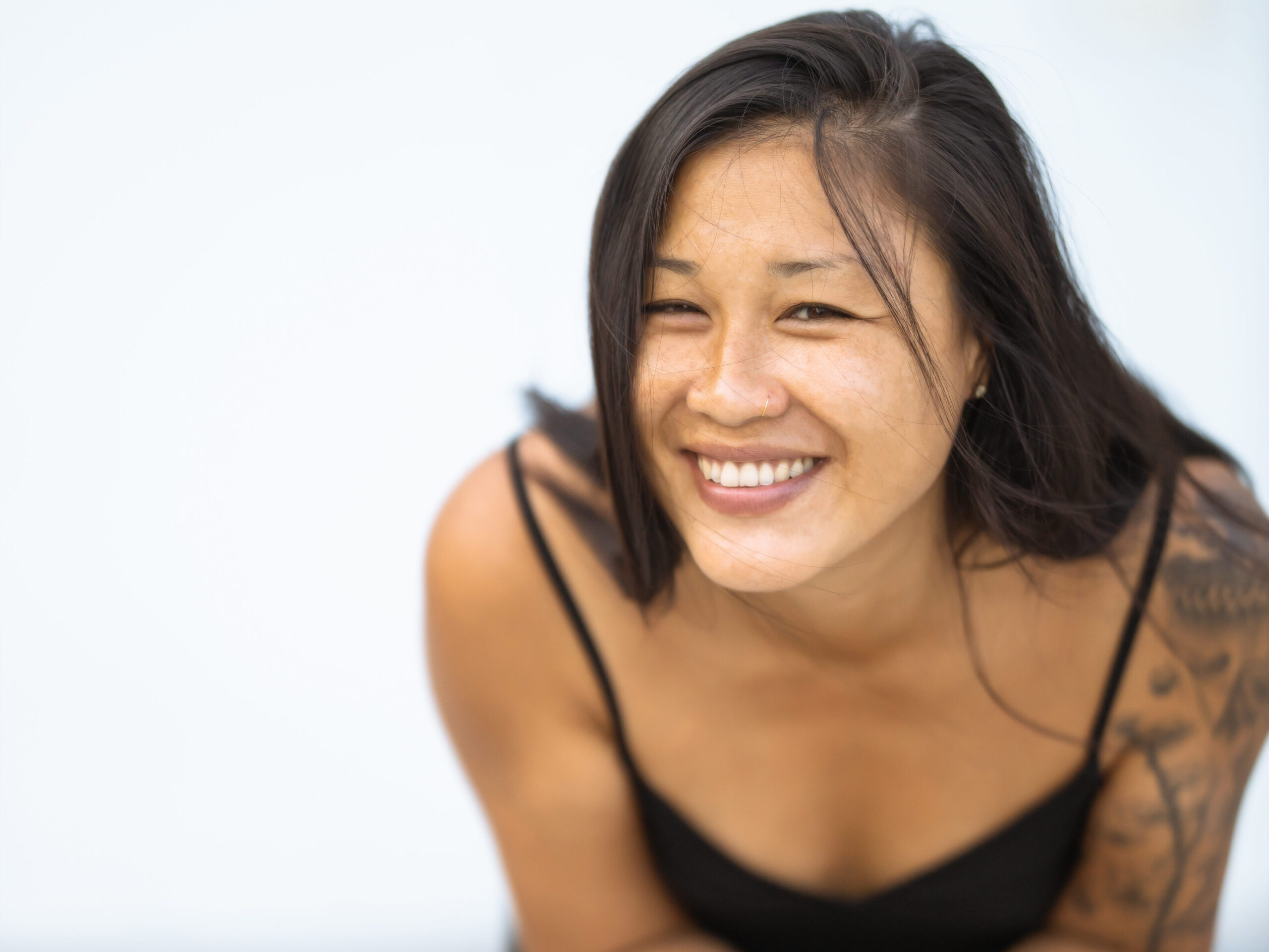 Amina est professeure de yoga et guide holistique depuis plus de 13 ans, passionnée par l’harmonie entre corps, esprit et énergie.