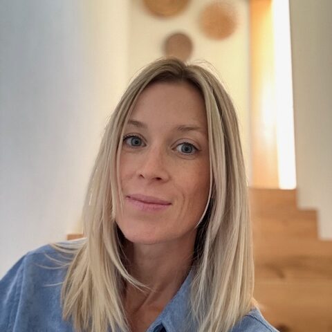 Anouk enseigne le yoga depuis 2018 et partage avec enthousiasme sa passion pour le Yin Yoga et le Yoga du visage.