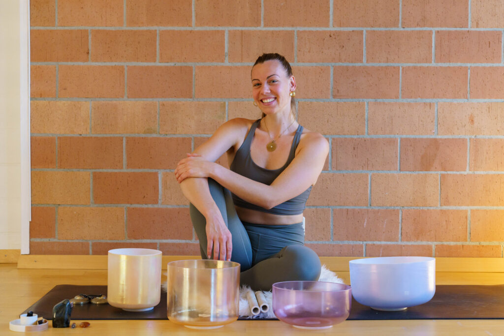 Audrey enseigne le yoga depuis plus de sept ans et adopte une approche holistique qui unit mouvement, respiration et thérapie sonore.