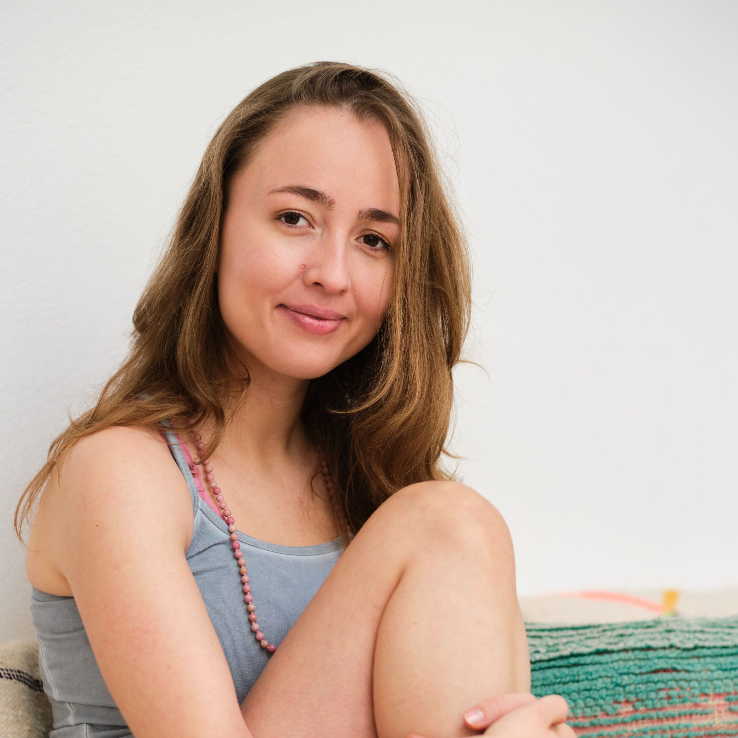 Carla pratique le yoga, qu’elle a commencé pour apaiser son anxiété, depuis presque 10 ans et aujourd’hui, son tapis est un réel allié au quotidien.