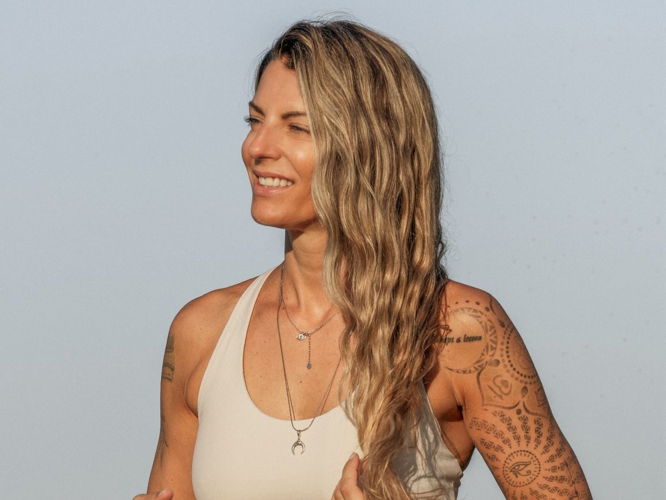 Charlène, passionnée par le Charlène est passionée par le mouvement et l’écoute bienveillante du corps. Elle aime explorer différentes approches du yoga, de l’anatomie et des techniques corporelles traditionnelles.