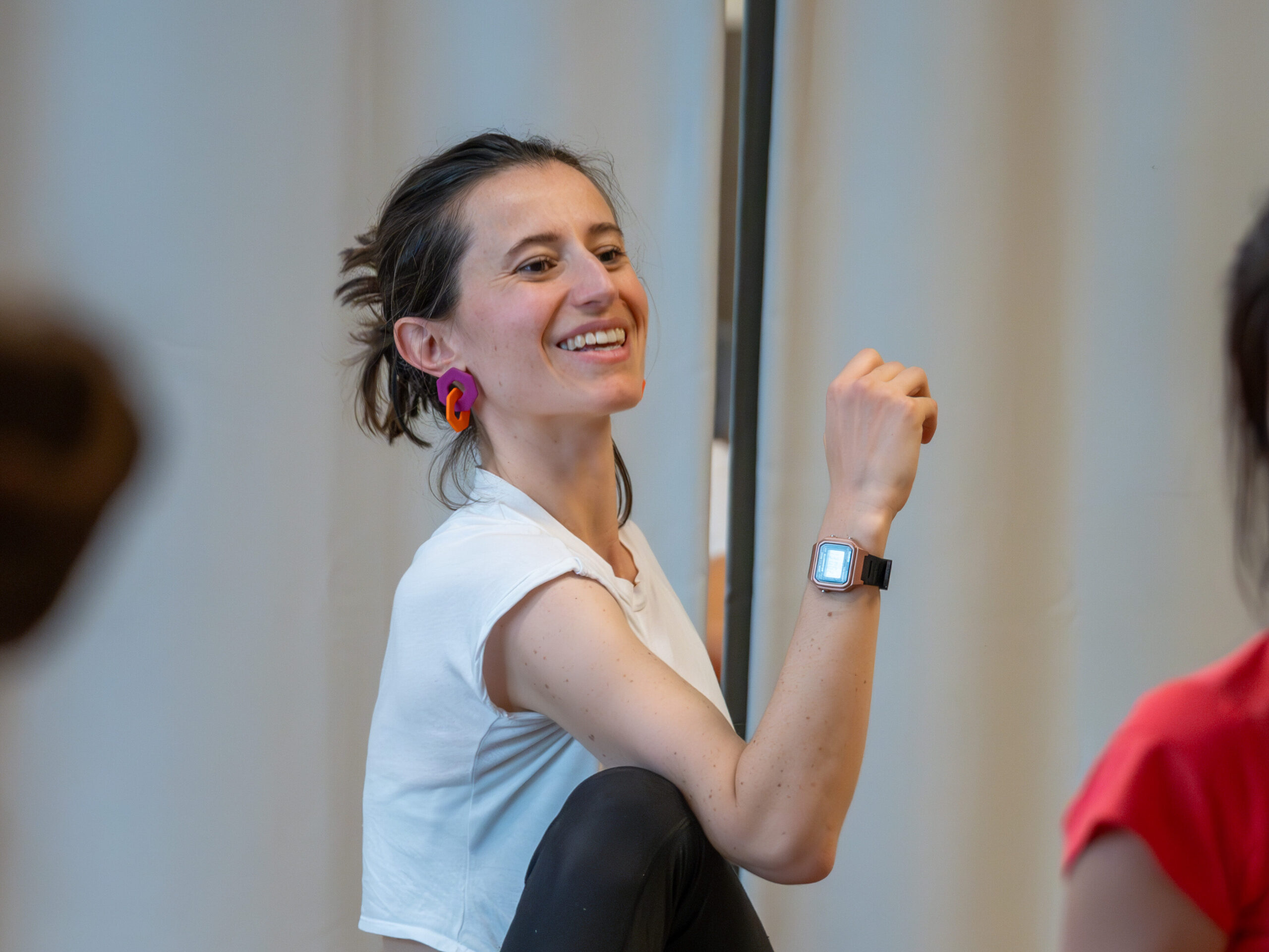 Après une rencontre fortuite en 2016, elle se passionne pour le yoga et souhaite en partager les bienfaits avec les personnes qui l’entourent.