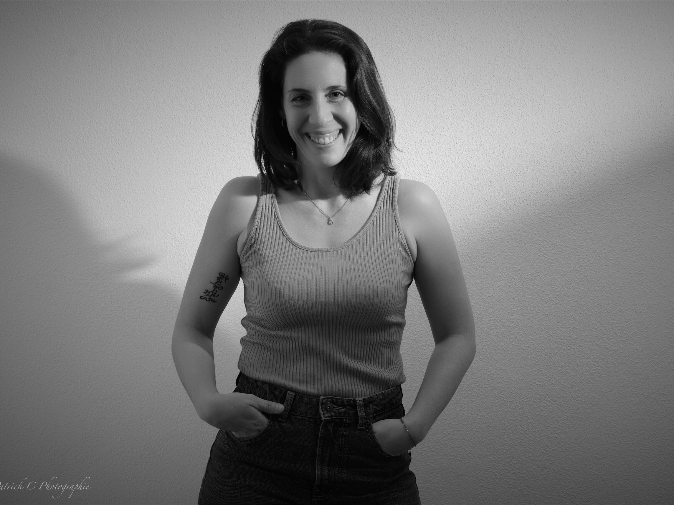 Floriane pratique et transmet le yoga comme un chemin d’ancrage, de ralentissement et de retour à soi. Formée en Hatha yoga et nourrie par le Vinyasa, le Yin et le yoga fonctionnel, elle propose des cours qui allient souffle, présence et mouvement en conscience.