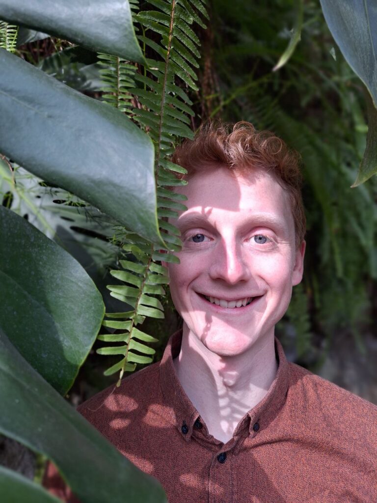 Certifié en hatha-vinyasa flow, Forrest aime combiner des séquences créatives avec un esprit joueur, combinant des mouvements fluides, dynamiques et conscients afin d’aider à approfondir chaque mouvement en trouver cet état de « flow ».