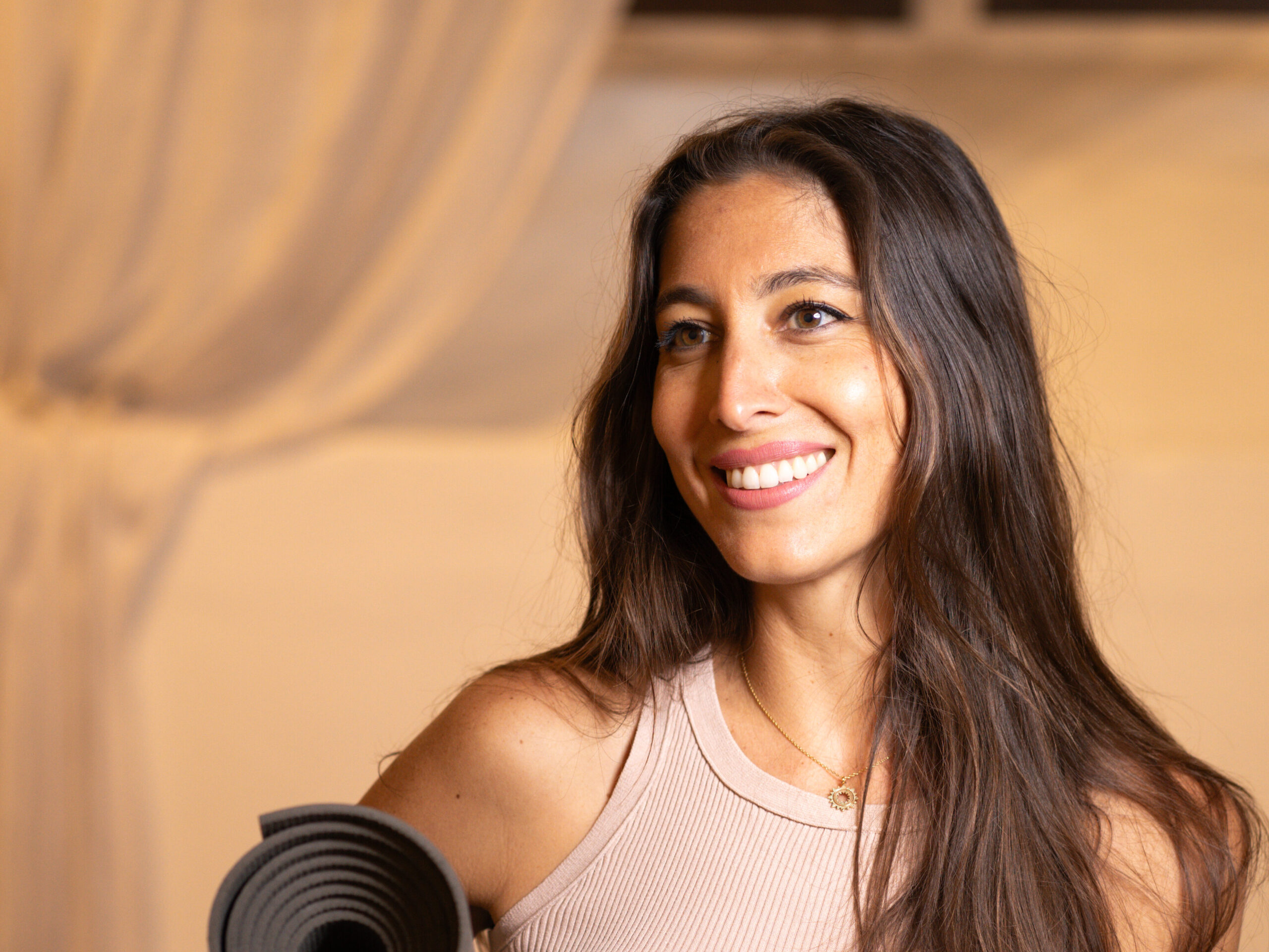 Je suis Joanna Meyer, passionnée par l’humain et le mouvement. Le yoga m’a réconciliée avec mon corps, mon souffle, ma vie. Formée en yoga (500h+), réflexologie, anatomie et pathologie, je relie savoirs traditionnels et connaissances thérapeutiques.