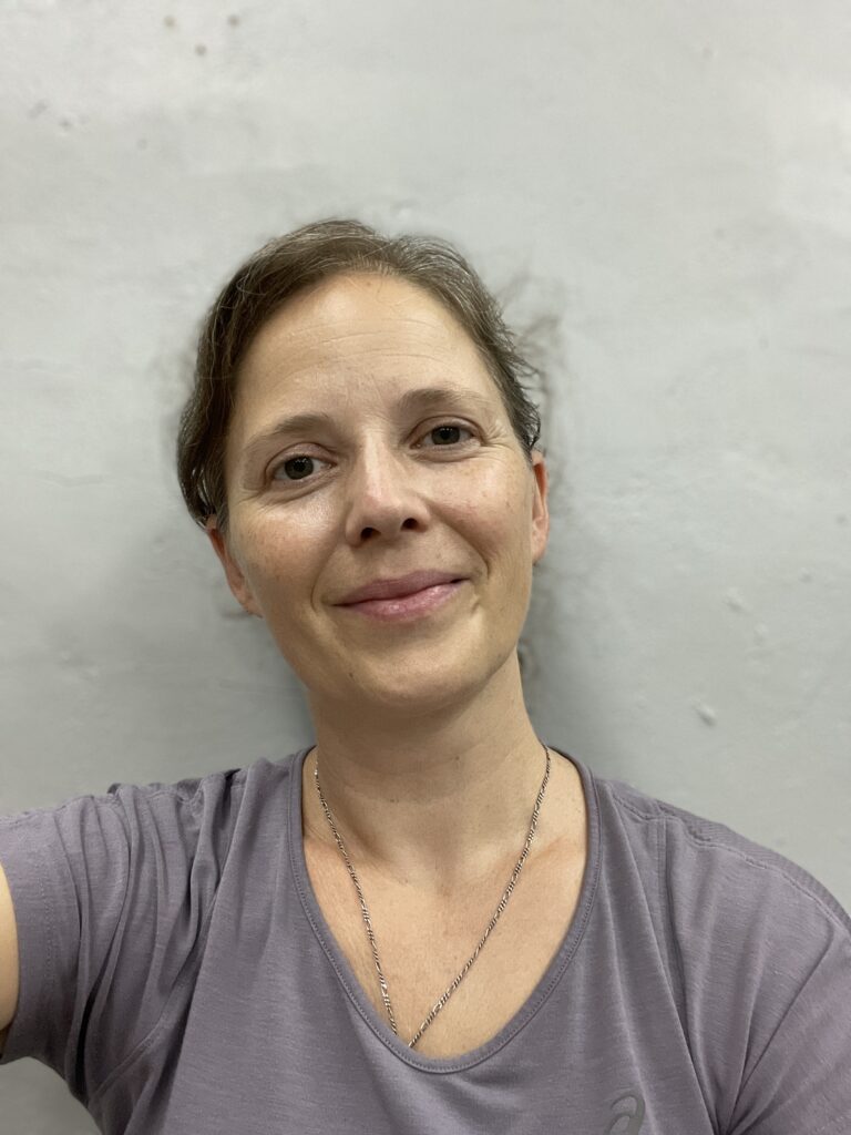 Julie pratique le yoga depuis 2004 et l’enseigne depuis 2016. Fondatrice de The Sakura Yoga à Genève, elle propose du vinyasa accessible, mais aussi du yoga prénatal, restauratif et thérapeutique.