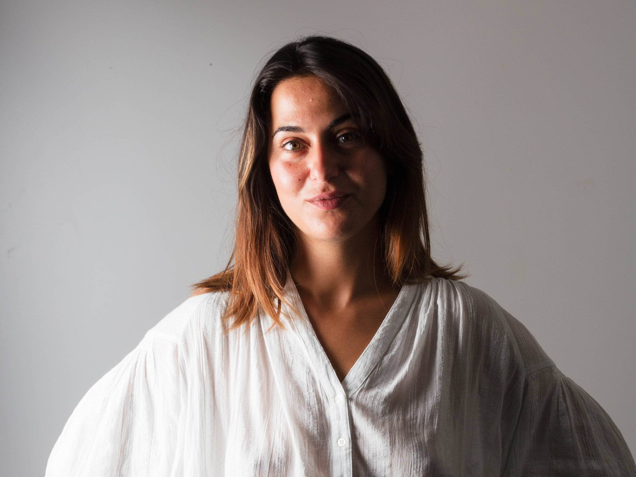 Justine enseigne le yoga comme un art du retour à soi. Formée en Inde (500h TTC), elle propose des pratiques qui unissent souffle, mouvement et conscience, inspirées du Hatha, du Yin et du Yoga intuitif.