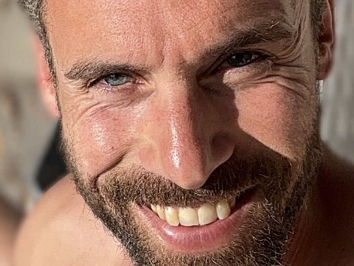 Lucien a découvert la méditation il y a 17 ans et ce n’est que 7 ans plus tard qu’il fréquente son premier cours de Yoga. Il s’est principalement formé en Inde en Hatha Yoga.