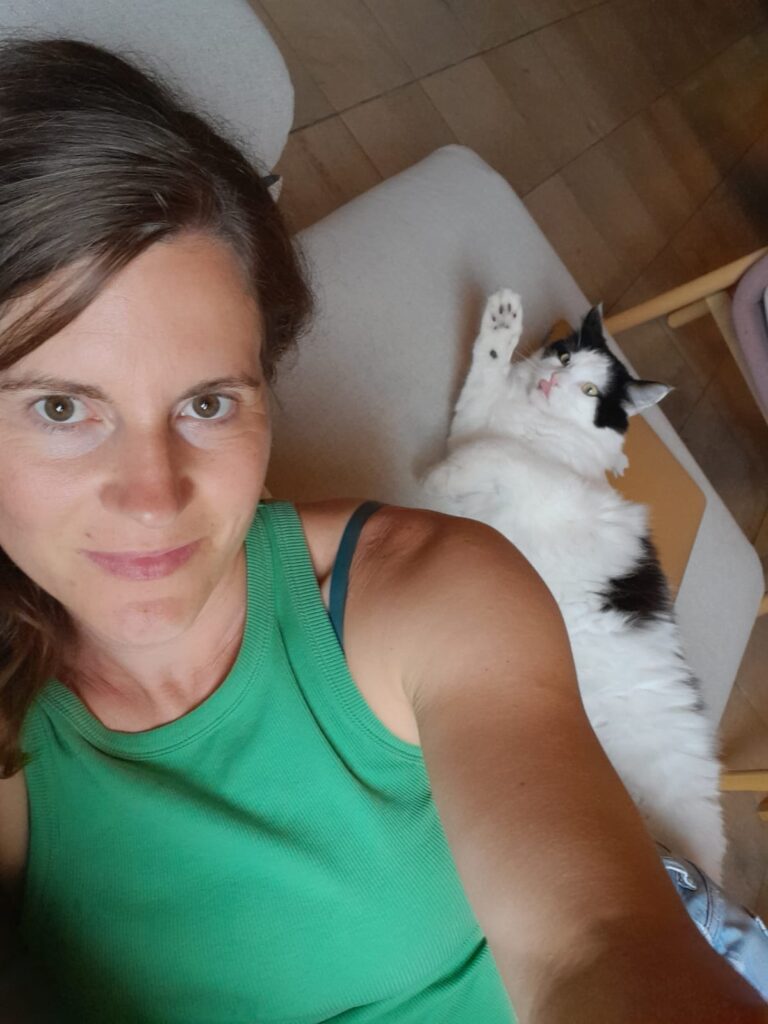 Ludmilla enseigne le yoga depuis 7 ans, formée en vinyasa, yoga restauratif et pranayama.