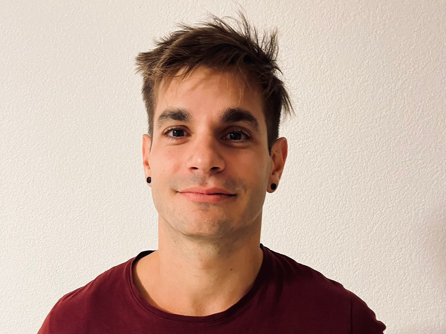 Dès son plus jeune âge, Matteo a cultivé une profonde compréhension du corps à travers la gymnastique, ensuite le yoga et la méditation sont venus s'ajouter à ma pratique.