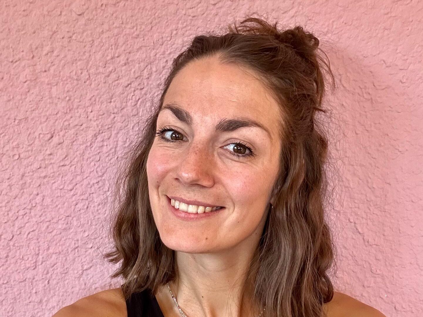 Mégane pratique le yoga depuis plusieurs années et transmet son expérience avec douceur et authenticité.