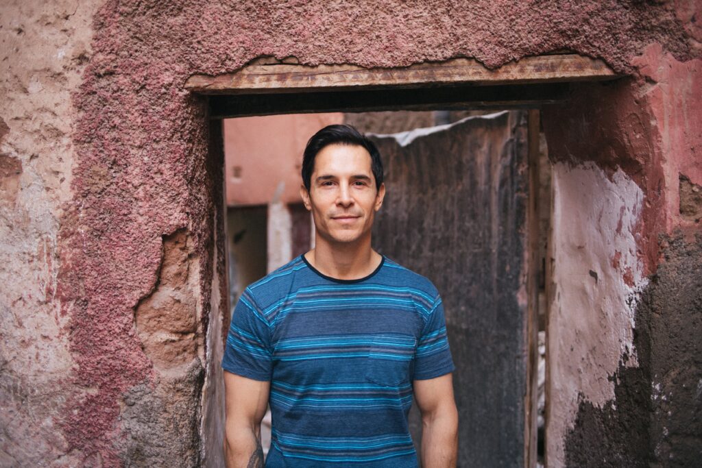 Nico Luce pratique et enseigne le yoga depuis 2003 et s'est formé à différentes disciplines telles que le Power Vinyasa, l'Ashtanga, l'Anusara, le Yin et le Pilates.