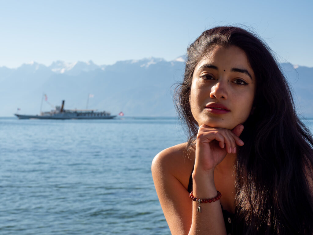 Noopur est une professeure de yoga passionnée originaire d'Inde, dont le parcours dans le yoga a commencé dès son plus jeune âge, inspirée par son grand-père, un gourou du yoga vénéré.