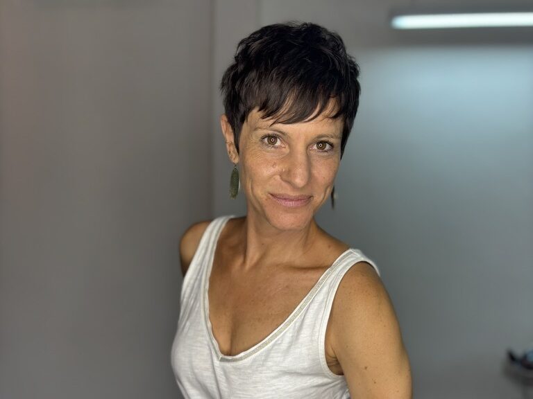 Selma enseigne le yoga depuis près de 20 ans et transmet sa pratique avec authenticité et bienveillance.