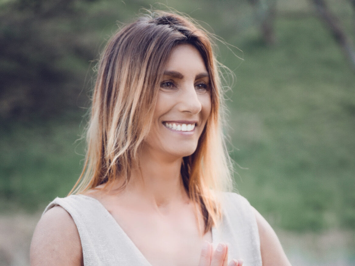 Valérie enseigne le yoga comme on transmet une flamme : avec chaleur, précision et passion. Formée à travers le monde, elle propose une approche intégrale mêlant souffle, mouvement et conscience énergétique.