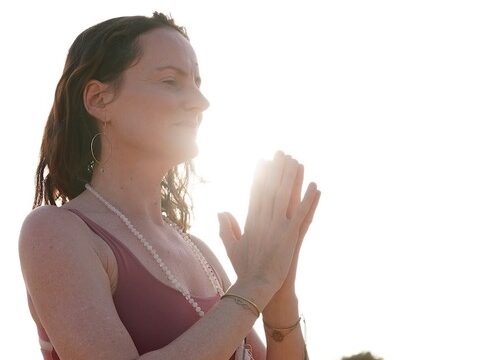 Nadine pratique le yoga depuis 2006 et est facilitatrice certifiée depuis début 2018, elle a créé Mindful flow yoga en 2019 et co-fondé le studio Nueva luna yoga en 2023.